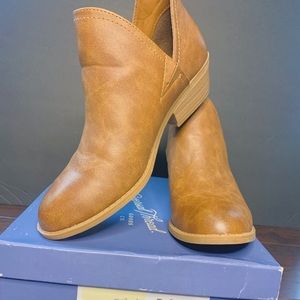 Universal Thread US 7 Color: Cognac Women’s Boots